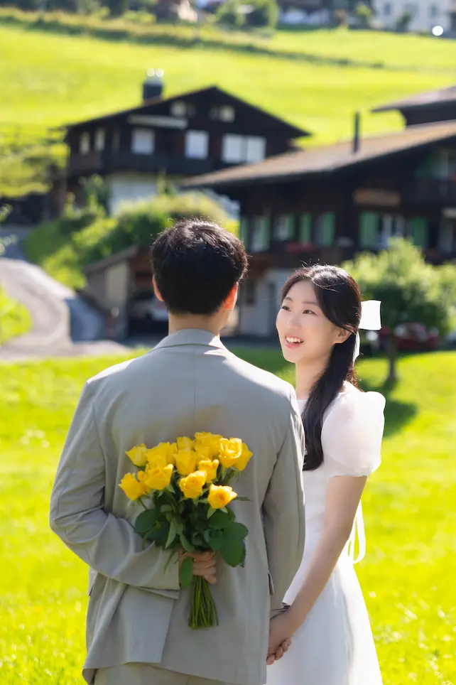 그란델발트 마을에서 걷는 가족